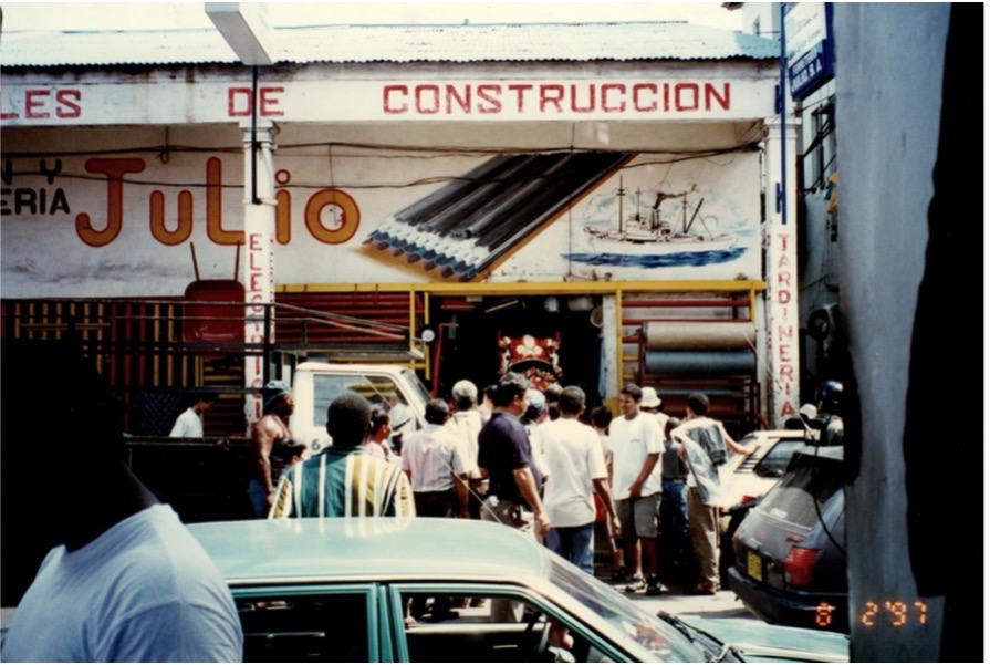 A busy street and businesses in Panama. 
