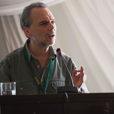Steve Osofsky speaks into a microphone. 